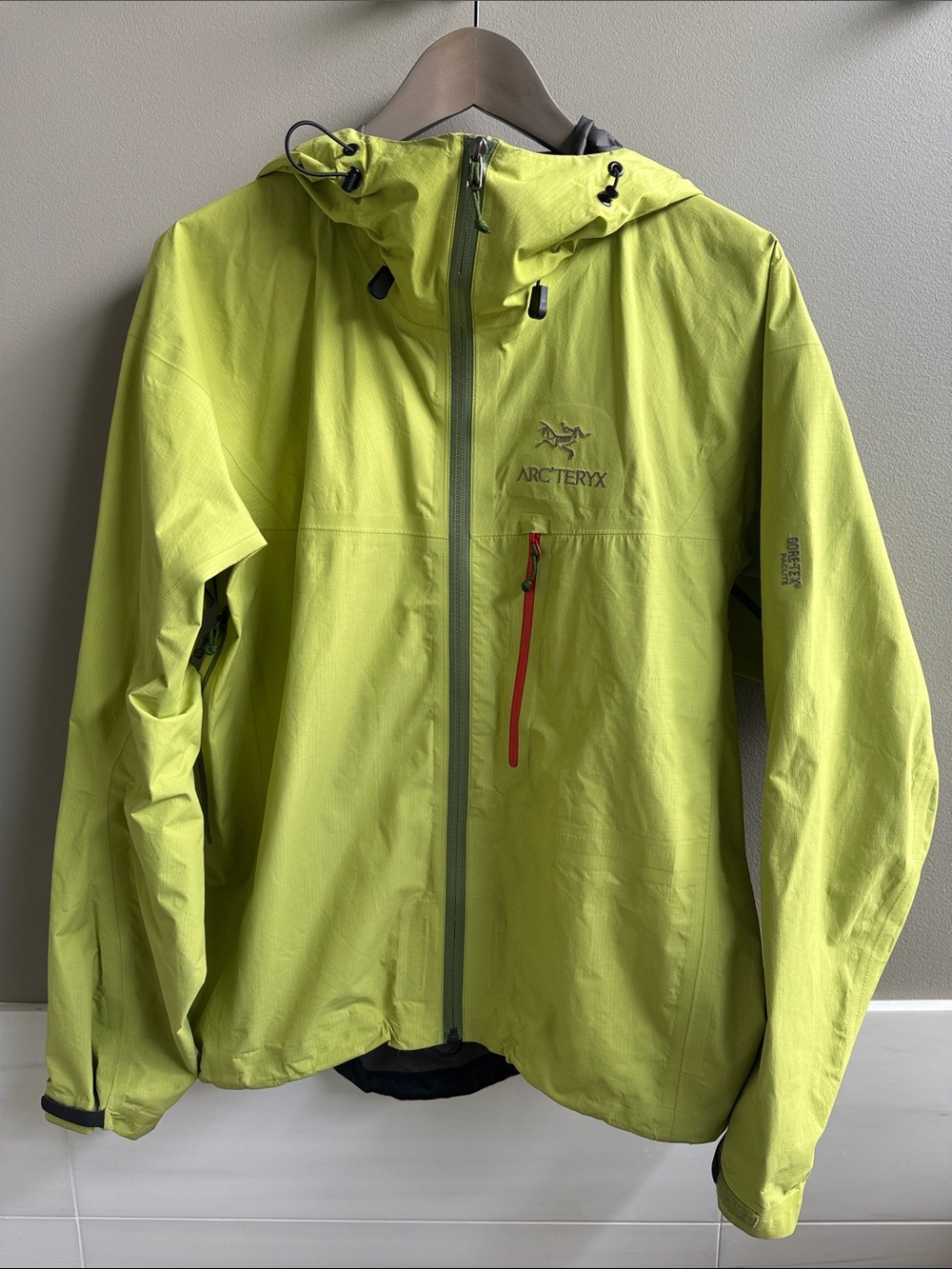 Arc’teryx Alpha SL Gore-Tex Paclite Rain Jacket in Wasabi Colourway